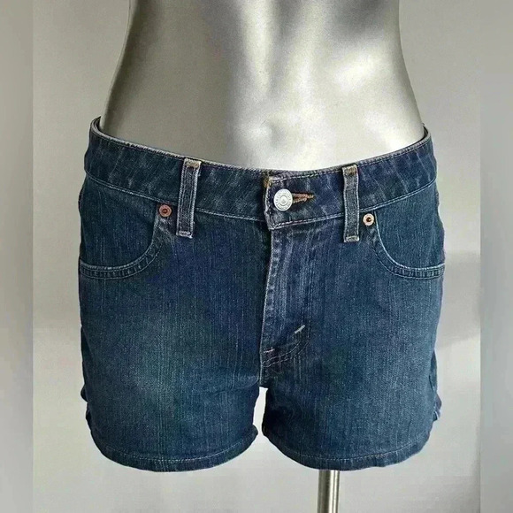 ✨HOST PICK✨🇨🇦✅💎Woman’s Vintage Levi’s Denim Shorts - Picture 4 of 15